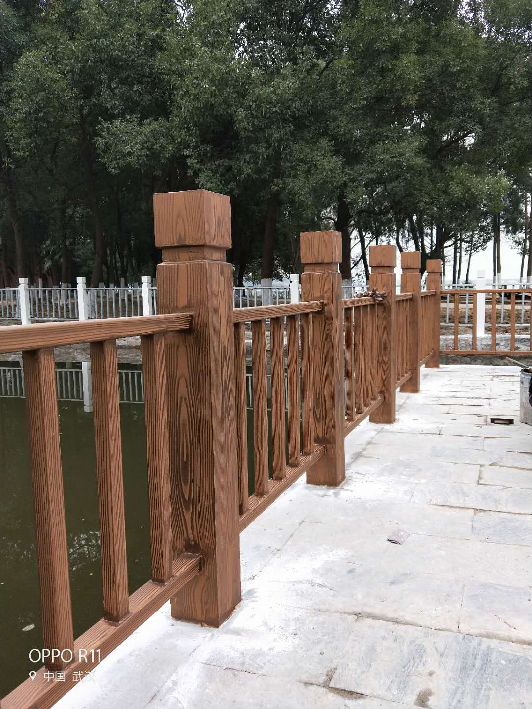 丹阳河道护栏木纹漆施工项目